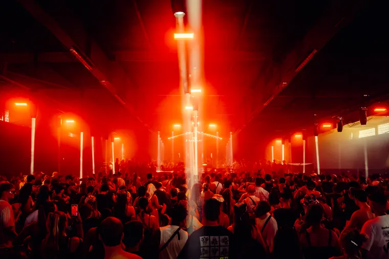 Hade Cage beim Echelon Festival 2026 — Halle in rotes Licht getaucht, Beams über dem Publikum