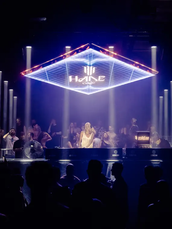 Hade Cage beim Echelon Festival 2026 — HADE-Schriftzug im rautenförmigen LED-Rahmen über dem DJ-Pult