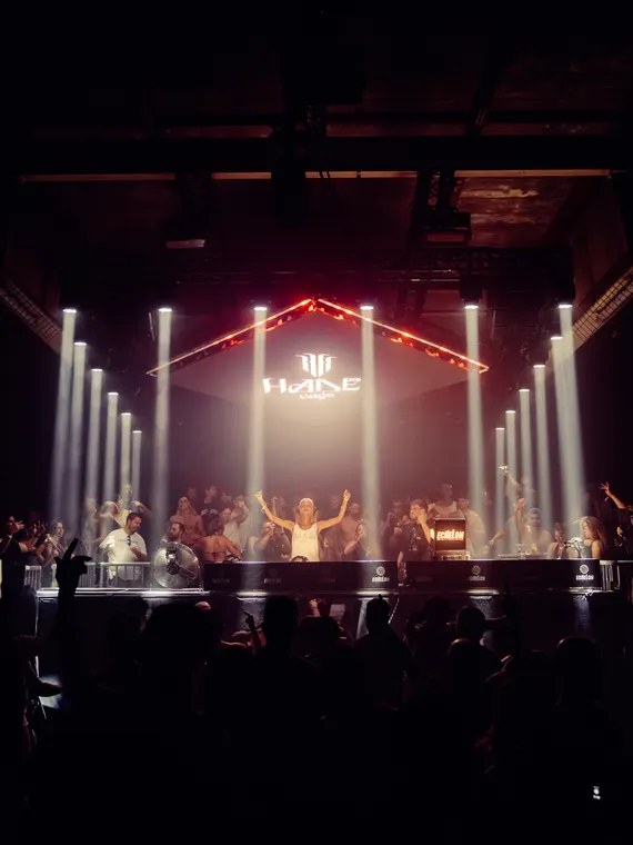 Hade Cage beim Echelon Festival 2026 — weiße Beams über der Bühne, Publikum mit erhobenen Armen