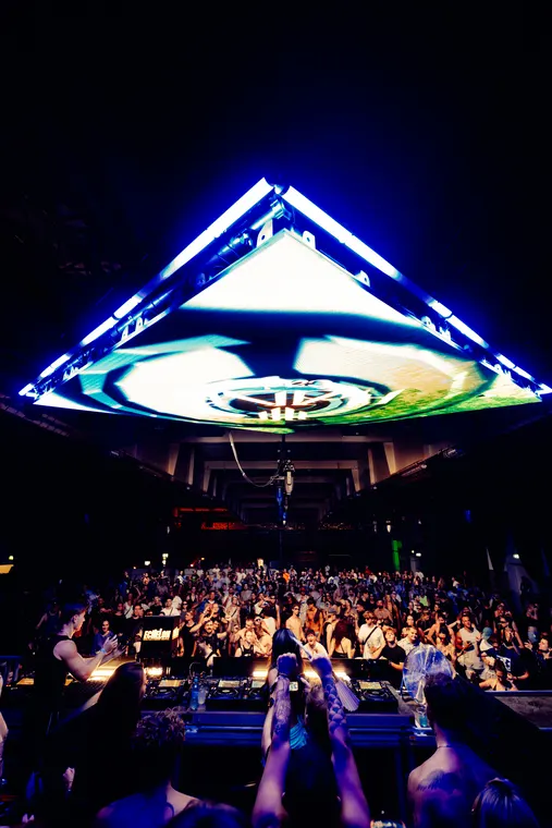 Hade Cage beim Echelon Festival 2026 — Visuals im rautenförmigen LED-Rahmen, Publikum darunter