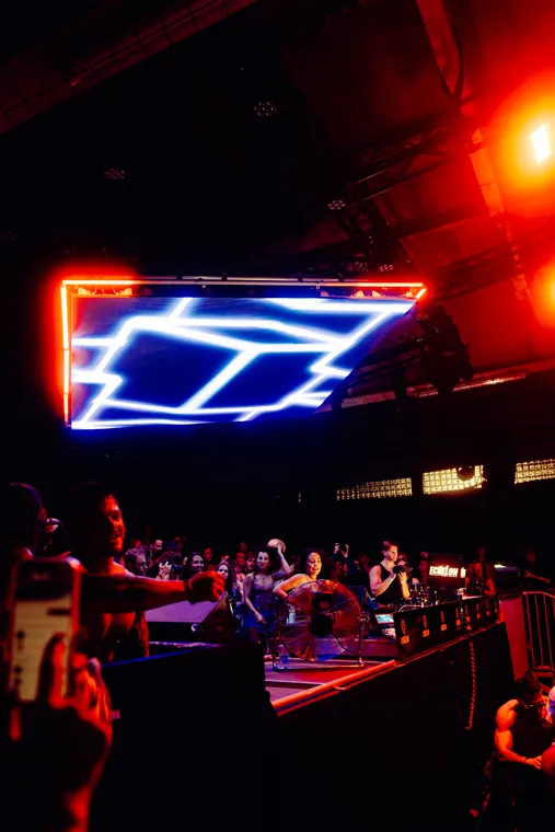 Hade Cage beim Echelon Festival 2026 — LED-Wand in Rot und Orange am Hallenrand