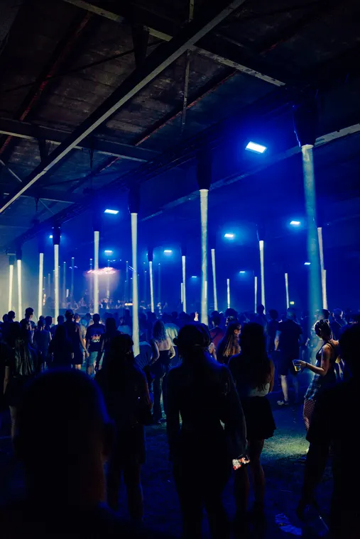 Hade Cage beim Echelon Festival 2026 — blaue Lichtsäulen in der abgedunkelten Halle