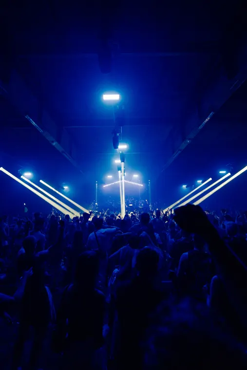 Hade Cage beim Echelon Festival 2026 — blaue Beams über dem Publikum