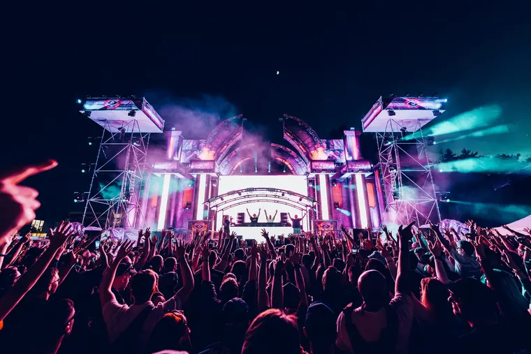 NOX Stage beim Ikarus Festival 2026 — Bühne frontal mit Lichtstrahlen über der Menge