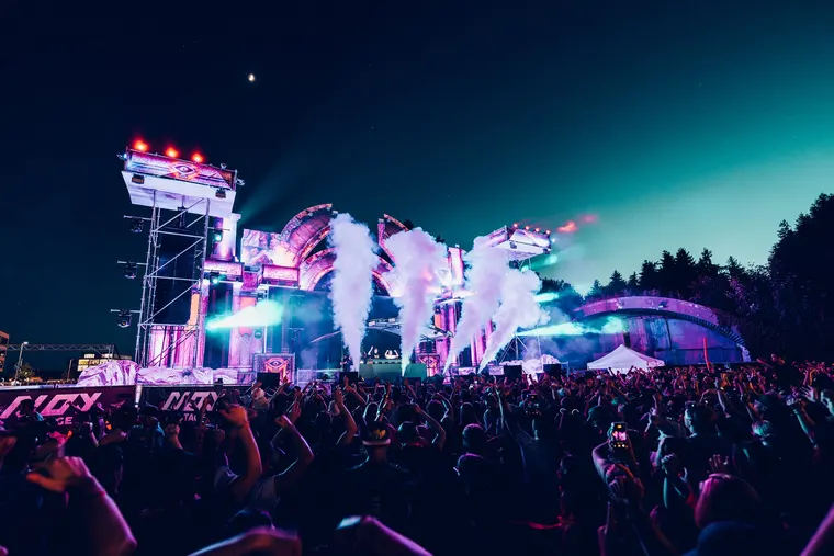 NOX Stage beim Ikarus Festival 2026 — CO2-Jets in der Dämmerung über der vollen Fläche
