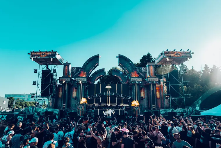 NOX Stage beim Ikarus Festival 2026 — Bühnenkonstruktion bei Tageslicht vor blauem Himmel
