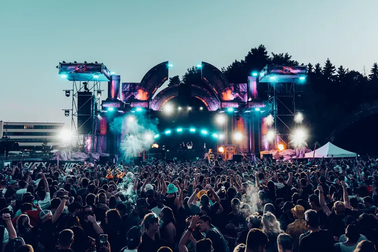 NOX Stage beim Ikarus Festival 2026 — Totale der Bühne in der Abenddämmerung