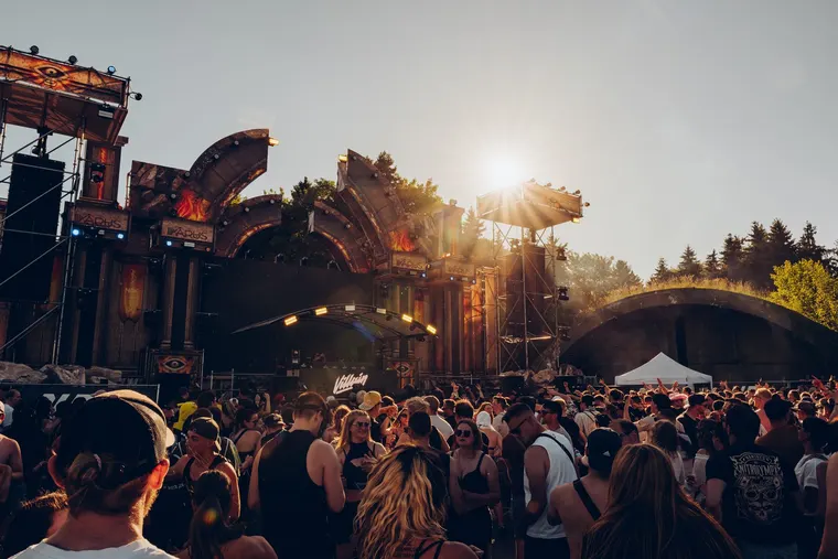 NOX Stage beim Ikarus Festival 2026 — Bühne im Gegenlicht der untergehenden Sonne