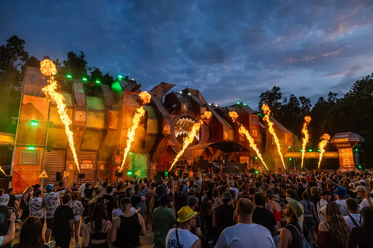 Zone 3 beim Open Beatz Festival 2026 — Bühne mit Flammenwerfern vor dem Publikum am Abend