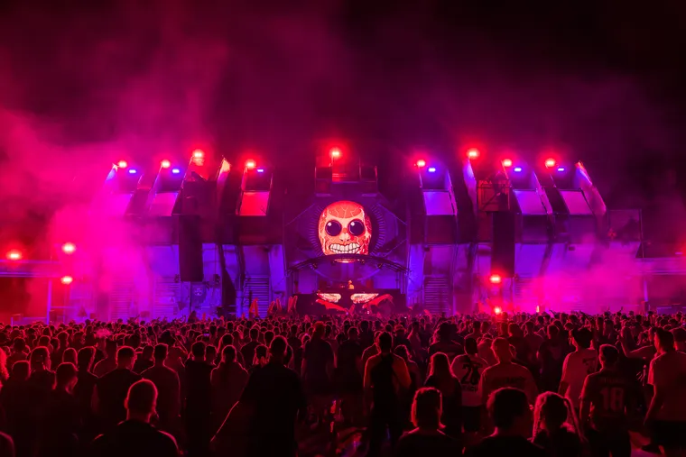 Zone 3 beim Open Beatz Festival 2026 — Bühne in Magenta, Figur auf der LED-Wand, Publikum davor