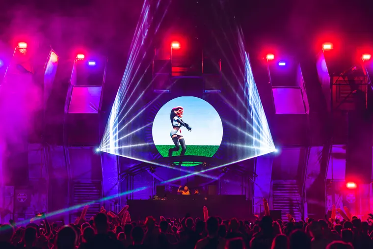 Zone 3 beim Open Beatz Festival 2026 — Laser und LED-Visuals in Violett über der Menge