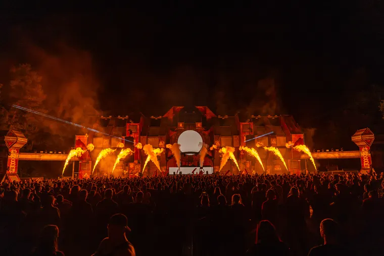 Zone 3 beim Open Beatz Festival 2026 — Flammenreihe über die gesamte Bühnenbreite