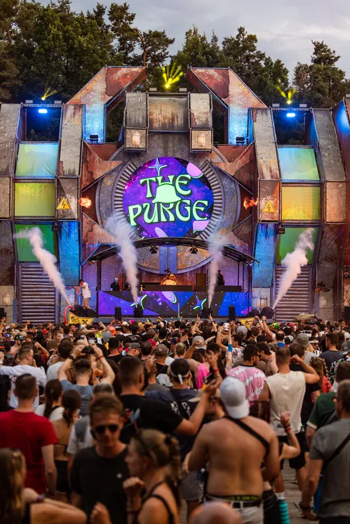 Zone 3 beim Open Beatz Festival 2026 — Bühne bei Tageslicht, Publikum vor der Containerkulisse