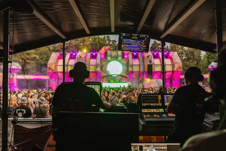 Zone 3 beim Open Beatz Festival 2026 — zwei Operatoren am Front of House während der Show