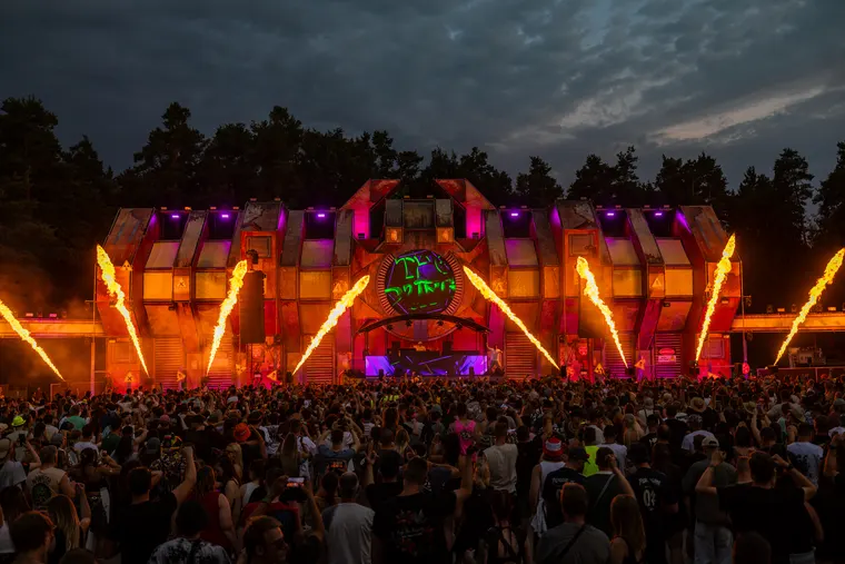 Zone 3 beim Open Beatz Festival 2026 — Bühne mit Flammen in der Abenddämmerung