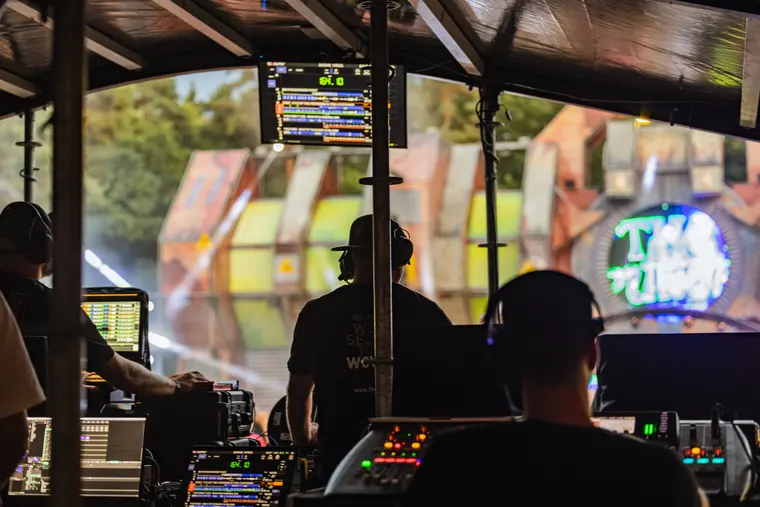Zone 3 beim Open Beatz Festival 2026 — Blick über die Pulte am Front of House zur Bühne