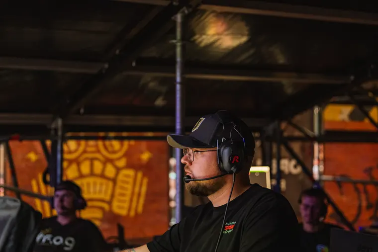 Zone 3 beim Open Beatz Festival 2026 — Lichtoperator mit Headset in Nahaufnahme