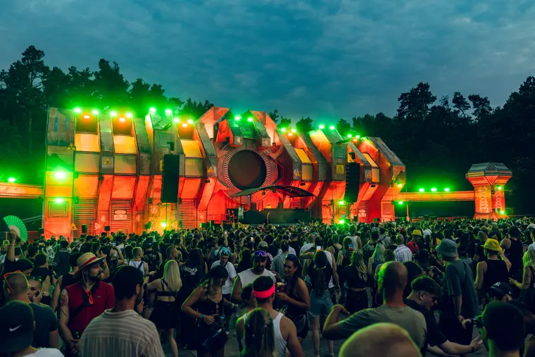 Zone 3 beim Open Beatz Festival 2026 — Bühne in Grün und Rot unter bewölktem Himmel