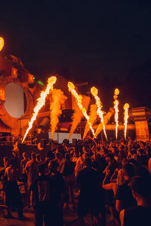 Zone 3 beim Open Beatz Festival 2026 — Flammenwerfer über der Bühne, Blick aus dem Publikum