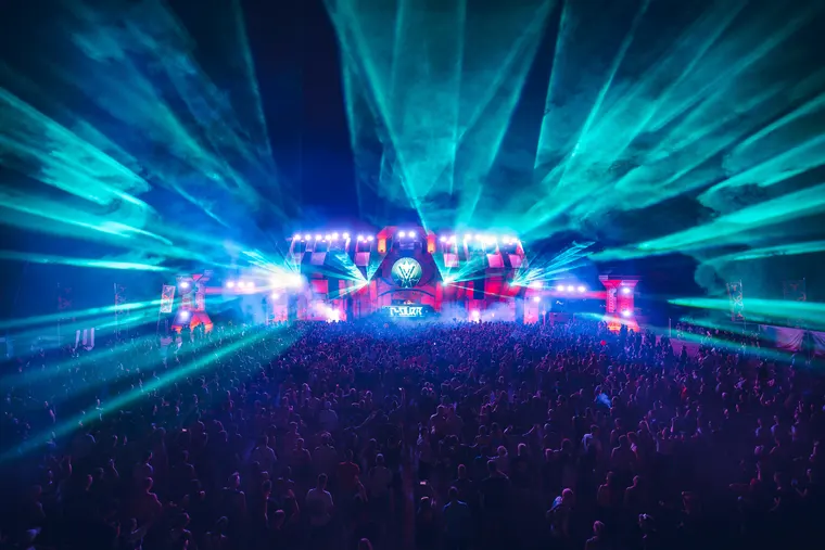 Zone 3 beim Open Beatz Festival 2026 — türkise Laser über der weiten Festivalfläche