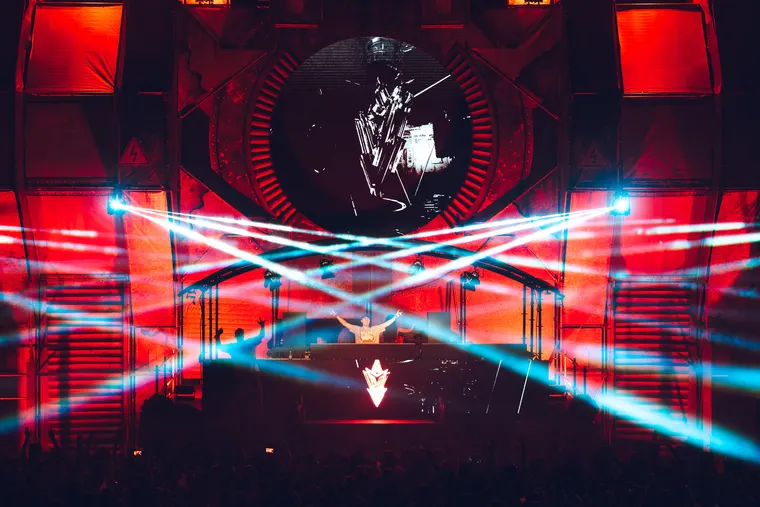 Zone 3 beim Open Beatz Festival 2026 — rote Laser und LED-Wand über der Bühne