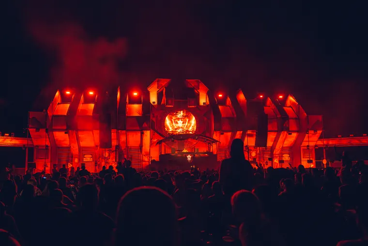 Zone 3 beim Open Beatz Festival 2026 — Bühne in rotem Licht bei Nacht