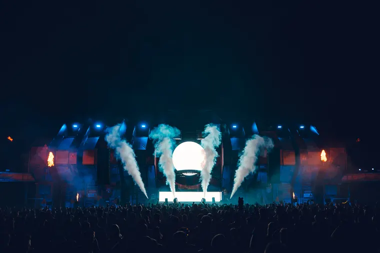 Zone 3 beim Open Beatz Festival 2026 — runde LED-Fläche und Nebelschwaden über der Bühne