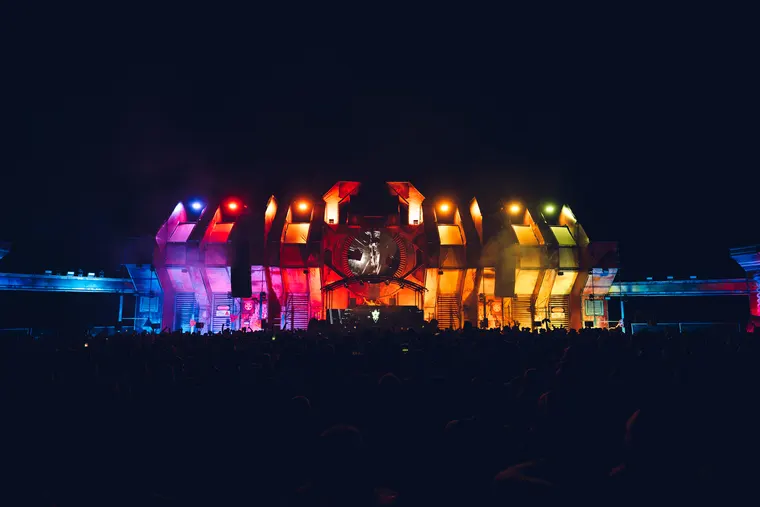 Zone 3 beim Open Beatz Festival 2026 — Bühne in Bunt, Totale aus der Ferne