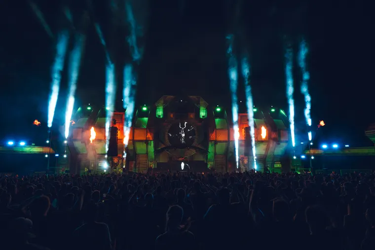 Zone 3 beim Open Beatz Festival 2026 — blaue Beams senkrecht über der Bühne