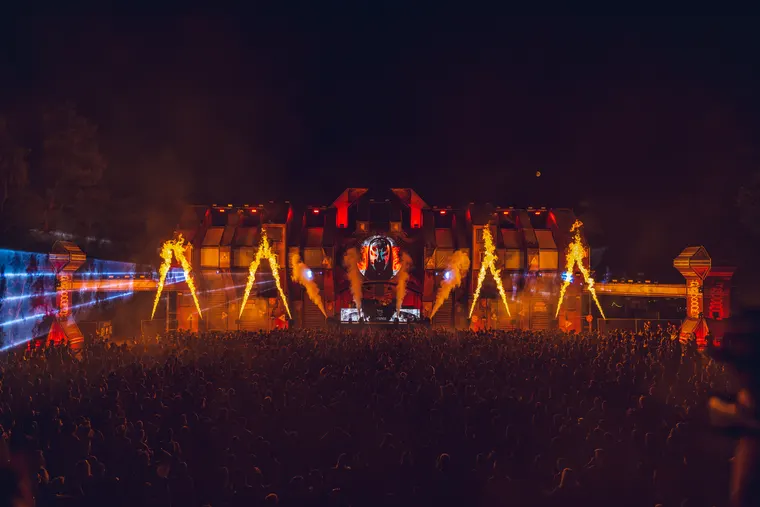 Zone 3 beim Open Beatz Festival 2026 — Bühne in Orange, Totale über die Menschenmenge