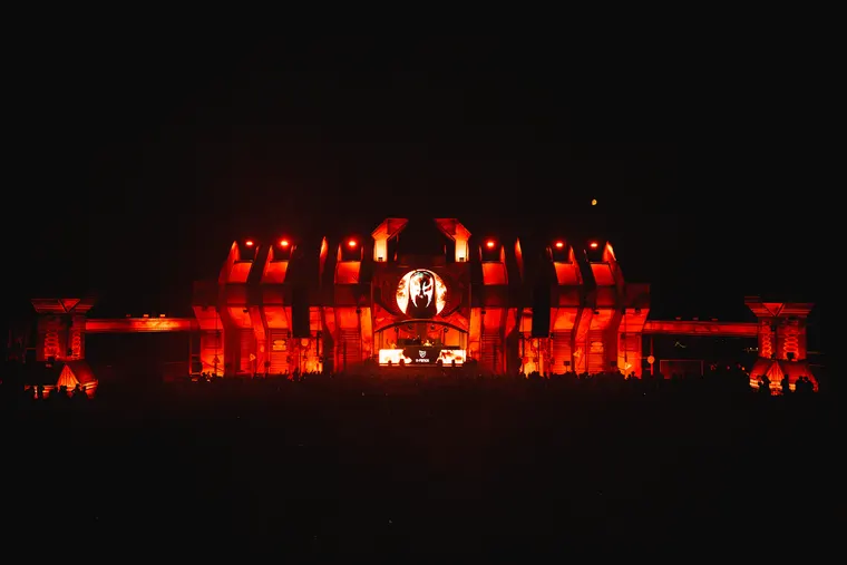Zone 3 beim Open Beatz Festival 2026 — Bühne in Rot bei Nacht, weite Totale