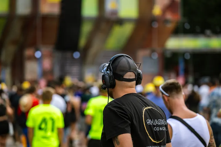 Zone 3 beim Open Beatz Festival 2026 — Festivalgelände am Tag, Crewmitglied mit Headset