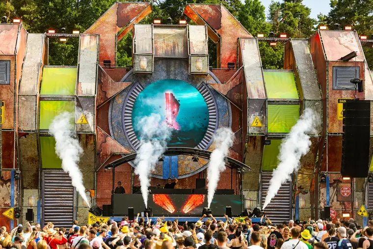 Zone 3 beim Open Beatz Festival 2026 — CO2-Effekte und runde LED-Fläche am Tag