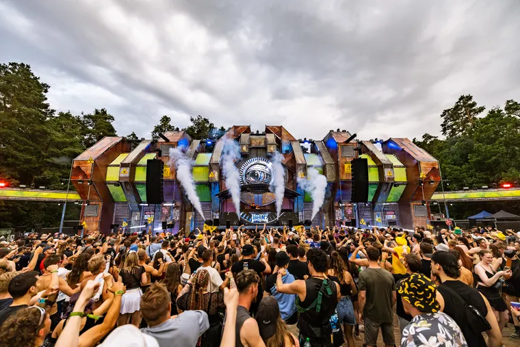 Zone 3 beim Open Beatz Festival 2026 — Bühne bei Tag unter aufziehenden Wolken