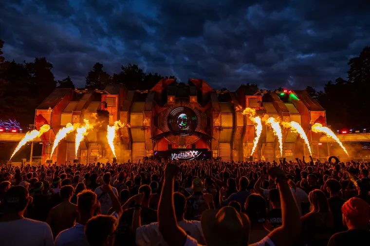 Zone 3 beim Open Beatz Festival 2026 — Flammen über der Bühne am Abend, Publikum davor